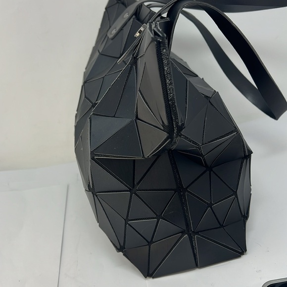 Large Geometric Pattern Shoulder Zip Tote Bag - Picture 4 of 9
